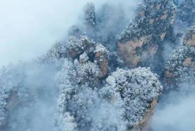 張家界再迎春雪，千峰沐雪如仙境