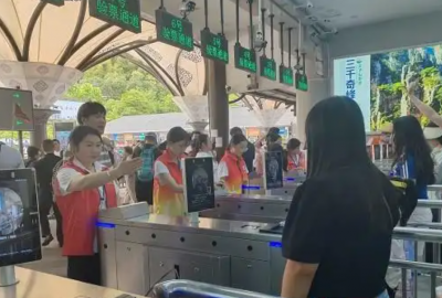 2025年火爆“五一”假期，張家界口岸出入境旅客超9100人次